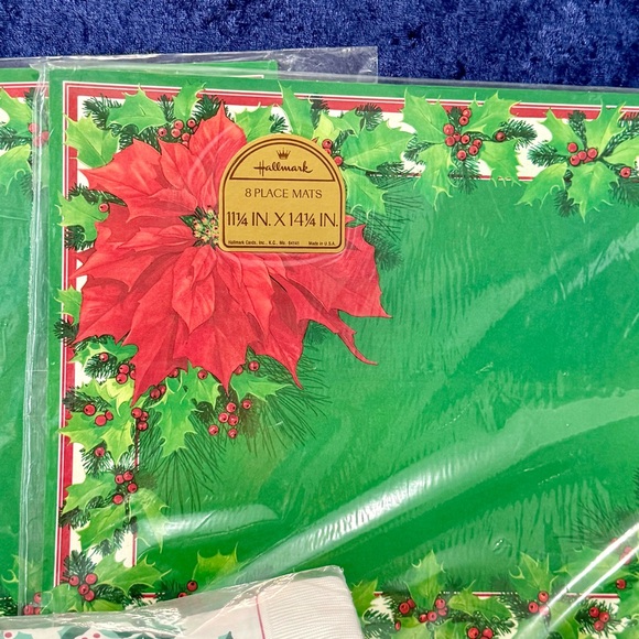 2 SETS/SEALED VINTAGE HALLMARK PLACEMATS CARDBOARD 8 POINSETTIA & HOLLY &NAPKINS - Picture 12 of 14
